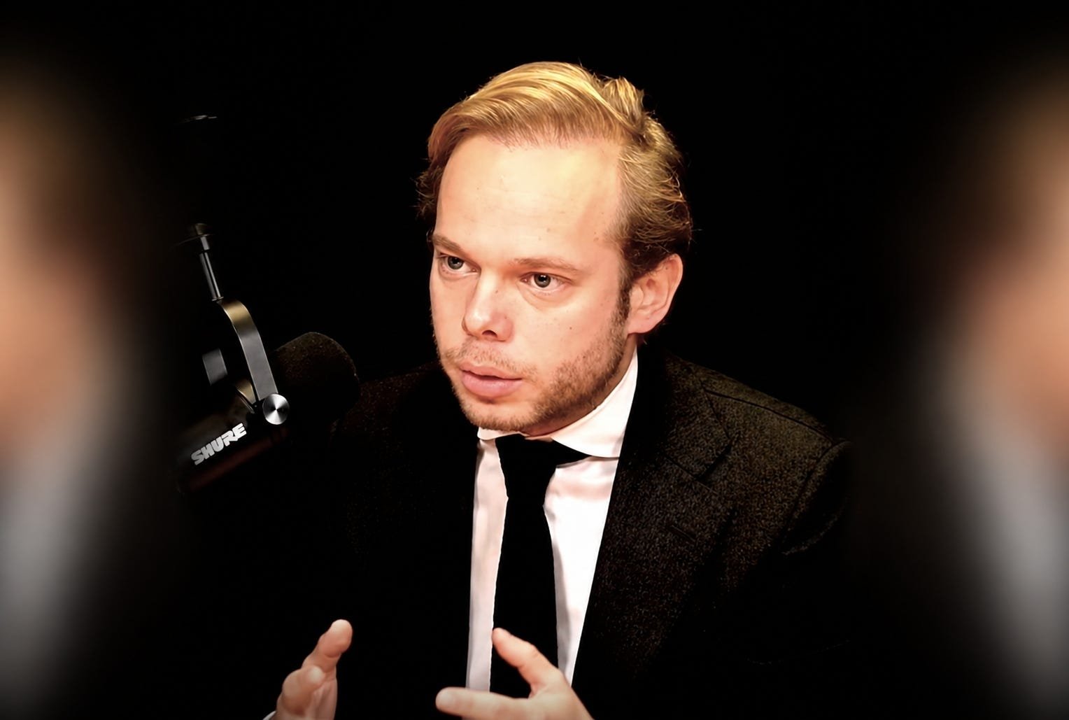 Charles-Henri Alloncle face à un micro